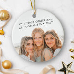 Décoration En Céramique Premier Noël Comme colocataires Amis BFF Photo<br><div class="desc">Célébrez votre premier Noël en tant que colocataires avec cet ornement céramique personnalisé. Avec votre photo préférée des deux côtés, cet ornement comprend également le texte modifiable et l'année, vous permettant de la customiser pour capturer le lien unique que vous partagez. Le design est simple mais significatif, ce qui en...</div>