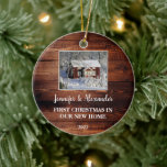 Décoration En Céramique Premier Noël dans notre nouvelle maison photo en b<br><div class="desc">Le premier Noël dans notre nouvelle Maison,  bois de grange,  ornement photo. Ajoutez votre propre photo de votre nouvelle maison,  ajoutez vos noms,  votre texte et votre année et créez un ornement de Noël très personnel et unique.</div>