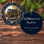 Décoration En Céramique Premier Noël dans notre petite maison photo<br><div class="desc">Premier Noël dans notre Minuscule Maison photo Ornement en céramique. Ajoutez votre propre photo de votre minuscule maison,  ajoutez vos noms,  votre texte et votre année et créez un ornement de Noël très personnel et unique.</div>