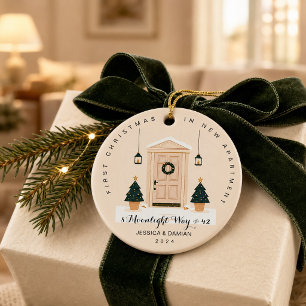 DÉCORATION EN CÉRAMIQUE PREMIER NOËL DANS UN NOUVEL APPARTEMENT BEIGE