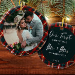 Décoration En Céramique Premier Noël en tant que M. & Mme Tartan Plaid Pho<br><div class="desc">Premier Noël en tant que Monsieur et Madame de la photo nouvellement mariée, personnalisée avec une photo, nom de famille et l'année. Le design est recto-verso et comporte des cadres en plaid écossais avec lettrage manuel. Le modèle photo affiche votre photo sous forme ronde et l'autre côté est écrit avec...</div>
