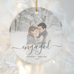 Décoration En Céramique Premier Noël Engagé Photo Green Script<br><div class="desc">Commémorez votre fiançailles avec ce magnifique ornement de gardien moderne. Le texte vert aiguille de pin foncé dit "Notre premier Noël engagé", avec le mot "engagé" dans un élégant script manuscrit avec des fioritures avant et après. Remplacez l'exemple d'image par votre photo préférée, et ajoutez vos noms et l'année. Un...</div>