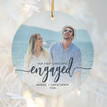 Décoration En Céramique Premier Noël Engagé Photo Marine Bleu Script<br><div class="desc">Commémorez votre fiançailles avec ce magnifique ornement de gardien moderne. Le texte bleu marine dit "Notre premier Noël engagé", avec le mot "engagé" en caractères gras, avec des fioritures avant et après. Remplacez l'exemple d'image par votre photo préférée, et ajoutez vos noms et l'année. Un filtre en dégradé blanc permet...</div>