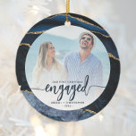 Décoration En Céramique Premier Noël Engagé Photo Marine Blue Gold Agate<br><div class="desc">Commémorez votre fiançailles avec ce magnifique ornement de gardien moderne. Le texte bleu marine dit "Notre premier Noël engagé", avec le mot "engagé" en caractères gras, avec des fioritures avant et après. Remplacez l'exemple d'image par votre photo préférée, et ajoutez vos noms et l'année. La photo est encadrée par une...</div>