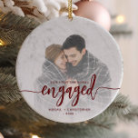 Décoration En Céramique Premier Noël engagé Photo Rouge Script<br><div class="desc">Commémorez votre fiançailles avec ce magnifique ornement de gardien moderne. Le texte rouge bordeaux dit "Notre premier Noël engagé", avec le mot "engagé" en caractères gras, avec des fioritures avant et après. Remplacez l'exemple d'image par votre photo préférée, et ajoutez vos noms et l'année. Un filtre en dégradé blanc permet...</div>
