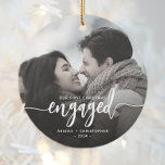 Décoration En Céramique Premier Noël Engagé Photo Script blanc<br><div class="desc">Commémorez votre fiançailles avec ce magnifique ornement de gardien moderne. Le texte blanc indique "Notre premier Noël engagé", avec le mot "engagé" en caractères gras, avec des fioritures avant et après. Remplacez l'exemple d'image par votre photo préférée, et ajoutez vos noms et l'année. Un filtre dégradé foncé permet de faire...</div>