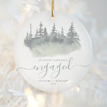 Décoration En Céramique Premier Noël Engagé Woodland Sage Green Script<br><div class="desc">Commémorez votre fiançailles avec ce magnifique ornement de conservation rustique. Le texte vert sage dit "Notre premier Noël fiancé", avec le mot "fiancé" dans un texte élégant avec des fioritures avant et après. L'illustration de l'aquarelle présente une scène forestière hivernale d'arbres à feuillage persistant dans des tons de sauge vert...</div>