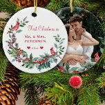 Décoration En Céramique Premier Noël M. et Mme floral élégante photo<br><div class="desc">Hiver classique aquarelle traditionnelle élégante couronne de Noël personnalisées photo ornement modèle avec corail rouge, bordeaux et vert feuillage botanique avec cônes de pin saisonnier, branches de sapin, baies sèches, oiseaux cardinaux et feuilles de verdure, et un script de typographie moderne tendance sur un arrière - plan blanc clair. -...</div>