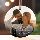 Décoration En Céramique Premier Noël M. et Mme Newlyweds Mariage Photo<br><div class="desc">Découvrir les couloirs avec "Premier Noël Mr. Et l'ornement photo de Mme. Célébrez le bonheur des jeunes mariés avec votre touche personnalisée sur cette élégante conception de script en lettres à la main moderne! 🎄 ✨ 💍 #JoieMariéeNouvelle #SouvenirsPersonnalisés</div>