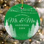 Décoration En Céramique Premier Noël M. Mme Green Chaîne d'hiver Lumières<br><div class="desc">Célébrez le premier Noël des jeunes mariés avec ce charmant ornement en céramique. La conception comporte une corde verte d'hiver en arrière-plan avec les mots "M. & Mme" dans un scénario classique. Cette tenue personnalisée fait un mariage attentionné ou cadeau de ménage. L'ornement de haute qualité est prêt à être...</div>