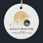 Décoration En Céramique Premier Voyage Gris Autour Du Soleil<br><div class="desc">Célébrez le premier anniversaire de votre petit avec cette aquarelle "Premier voyage autour du soleil".</div>