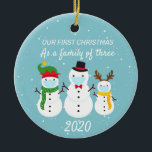 Décoration En Céramique Première famille de Noël de trois Snowman 2020<br><div class="desc">Ce design a été créé par art numérique et peut être personnalisé dans la zone fournie ou customisée en changeant la photo ou en ajoutant vos propres mots. Contactez-moi à l'adresse colorflowcreations@gmail.com si vous souhaitez que ce design soit disponible sur un autre produit. Achetez ma peinture acrylique abstraite originale à...</div>