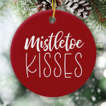 Décoration En Céramique Red Mistletoe Kisses Newlly Photo Noël<br><div class="desc">voeux de Noël et bisous de mistletoe ! C'est de ça que Noël est fait ! Cet adorable ornement rouge et blanc ne manquera pas d'ajouter un peu de gaieté de vacances ! Ajoutez une photo et vos noms à l'arrière de l'ornement. Idéal pour les jeunes mariés ! Placez-le sur...</div>