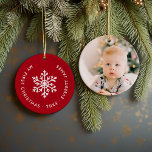 Décoration En Céramique Red Winter Snowflake Première conservation de Noël<br><div class="desc">Un ornement de vacances en céramique personnalisé avec la photo de votre bébé et le texte personnalisé "Mon premier Noël". Ce design de vacances simple et moderne présente un flocon de neige blanc sur un arrière - plan rouge festif. Utilisez les outils de conception pour choisir n'importe quelle couleur arrière...</div>