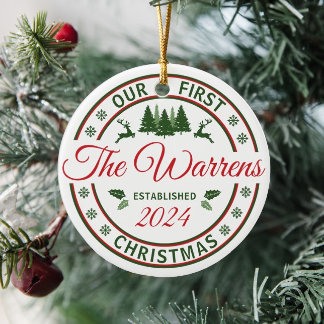 Décoration En Céramique Retro Notre premier Mariage de Noël Marié Nom (Personalized married last name Our First Christmas as Mr & Mrs red and green retro holiday ornament)