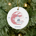 Décoration En Céramique Retro Surfer Boy Beach Vibes Nom et année Big Wave<br><div class="desc">Décorez votre sapin de Noël avec ce ornement cool avec un garçon surf ! Ajoutez facilement le nom et l'année souhaités en cliquant sur l'option "personnaliser ce modèle".</div>