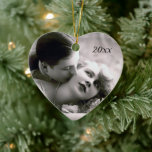 Décoration En Céramique Romantic Couple Vintage Retro Photo Élégant Amour<br><div class="desc">Photo vintage d'un couple se regardant avec amour pendant que l'homme embrasse la joue de la femme. Montrer votre style vintage avec une touche de romance. Cet ornement ferait aussi un grand cadeau de mariage,  de fiançailles ou de Saint Valentin! Consultez ma boutique pour trouver des produits correspondants !</div>