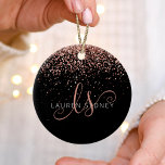 Décoration En Céramique Rose Gold Blush Pink Parties scintillant Glam Nom<br><div class="desc">Glam Rose Gold Parties scintillant Élégants Monogrammes Ornements. Personnalisez facilement ce design tendance et chic ornemental avec une élégante parties scintillant brillante or rose sur un arrière - plan noir. Le design comprend votre monogramme manuscrit avec de jolis tourbillons et votre nom.</div>