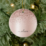 Décoration En Céramique Rose Gold - Parties scintillant rose pâle Nom du m<br><div class="desc">Or rose - Faux rose pâle Foil Parties scintillant étincelante métallique brossé Monogramme en métal Nom et ornement de Noël initial. Cela rend le cadeau parfait pour 16 ans,  mariage,  douche nuptiale,  anniversaire,  baby shower ou bachelorette pour quelqu'un qui aime le luxe glam et les styles chic.</div>