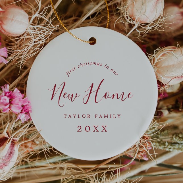 Décoration En Céramique Rouge minimal premier Noël dans notre nouvelle pho (Minimal Red First Christmas In Our New Home Photo Ceramic Ornament)