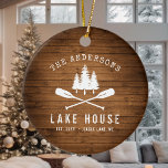 Décoration En Céramique Rustic Lake House Bateau Arbres Bois Imprimer<br><div class="desc">Un magnifique ornement de céramique à thème rustique, avec votre nom de famille et "Lake House" ou tout autre texte désiré avec sa date et son emplacement établis. Cette conception personnalisée et unique présente une silhouette blanche de barques croisées et de pins sur un imprimé riche en couleurs de planches...</div>