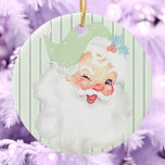 Décoration En Céramique Sage Green Vintage Wayon Père Noël Christmas Tree<br><div class="desc">Ce magnifique ornement d'arbre de Noël Vintage Winking Père Noël pastel vert pâle à la menthe douce présente un graphique antique du Père Noël qui a été recoloré et réinventé. L'arrière - plan est un motif à bande verticale monochromatique à trois tons. L'ornement en céramique est identique de part et...</div>