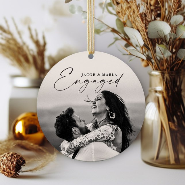 Décoration En Céramique Script moderne Engagé 2 Mariage photo Fiançailles (Elegant script engaged 2 photo wedding engagement christmas holiday ornament.)