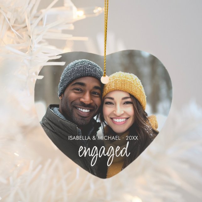 Décoration En Céramique Script moderne Engagé Couple Photo Coeur de vacanc (Modern engaged couple photo ornament with script text and personalizable names and year. )