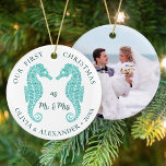 Décoration En Céramique Seahorses Beach Premier Noël M et Mme Photo<br><div class="desc">Deux mignons hippocampes de parties scintillant d’aqua conviennent à cette plage inspirée par les jeunes mariés gardiens de l’ornement, célébrant le premier Noël du couple heureux en tant que Mr. & Mme Il y a un modèle photo sur le dos pour le rendre facile à personnaliser. Si vous souhaitez faire...</div>