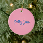 Décoration En Céramique Simple Cute bleu et rose Personnalisé<br><div class="desc">Ajoutez une touche personnalisée à votre décor de vacances avec ce joli ornement en céramique portant votre nom dans un style typographique moderne et amusant. Le design associe un texte bleu cobalt éclatant à un arrière - plan rose millénaire, créant un look ludique et élégant. Parfait pour ajouter une touche...</div>