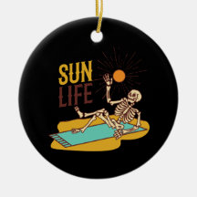 Skelton allongé au soleil sur un