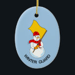 Décoration En Céramique Snowman<br><div class="desc">Un bonhomme de neige tenant un drapeau et portant un foulard avec des drapeaux est un modèle humoristique pour gardien coloré et gardien d'hiver membres à anniversaires et jours fériés Texte peut être changé.</div>