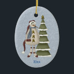Décoration En Céramique Snowman<br><div class="desc">Ce bonhomme de neige de style sucré et primitif porte un long chapeau de Père Noël, des étoiles pour les boutons et une belle écharpe chaude. Il se tient à côté d'un arbre couvert de neige contre un arrière - plan de tourbillons bleus de neige. L'arrière de l'ornement a le...</div>