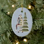 Décoration En Céramique Snowman<br><div class="desc">Ce bonhomme de neige de style sucré et primitif porte un long chapeau de Père Noël, des étoiles pour les boutons et une belle écharpe chaude. Il se tient à côté d'un arbre couvert de neige contre un arrière - plan de tourbillons bleus de neige. L'arrière de l'ornement a le...</div>