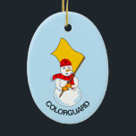 Décoration En Céramique Snowman<br><div class="desc">Un bonhomme de neige tenant un drapeau et portant un foulard avec des drapeaux est un modèle humoristique pour gardien coloré et gardien d'hiver membres à anniversaires et jours fériés Texte peut être changé.</div>