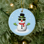 Décoration En Céramique Snowman cool avec des nuances et un sourire amer<br><div class="desc">Illustration d'un bonhomme de neige cool avec lunettes et gants verts,  foulard rouge et chapeau de dessus noir. Personnalisable couleur bleu clair ornement et texte Joyeuses fêtes.</div>
