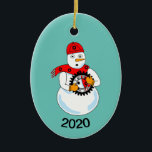 Décoration En Céramique Snowman mécanique<br><div class="desc">Un bonhomme de neige tenant une tenue et portant un casquette et un foulard avec des engrenages est un cadeau amusant pour les mécaniciens et les ingénieurs mécaniques aux anniversaires et jours fériés. La date peut être modifiée.</div>