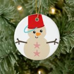 Décoration En Céramique Snowman mignon fait de sable avec seau pour Casque<br><div class="desc">Joli bonhomme de neige de plage en sable avec un seau pour un casquette et des boutons d'étoiles de mer.</div>