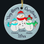 Décoration En Céramique Snowman Parent célibataire et 2 enfants<br><div class="desc">Joli ornement de famille de bonhomme de neige. Parent célibataire, famille de trois ornements modernes personnalisés avec 3 enneigeurs gais avec casquettes et foulards et un nez de carotte tenant des sucres de canne de menthe poivrée pour un très joyeux Noël. Personnalisez avec des noms, des dates et un message...</div>
