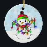 Décoration En Céramique Snowman personnalisé avec lumières de Noël<br><div class="desc">Ajoutez votre nom à ce ornement de vacances avec dessin à la main bonhomme de neige mignon avec lumières de Noël et flocons de neige dans l'arrière - plan. Sur le dos,  on trouve des pains d'épices,  des pingouins et des bonbons de Noël.</div>