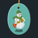 Décoration En Céramique Snowman Plumber<br><div class="desc">Un bonhomme de neige tenant un plongeur est un cadeau amusant pour les entrepreneurs en plomberie à l'anniversaire et les vacances d'hiver. La date peut être modifiée.</div>