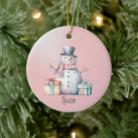 Décoration En Céramique Snowman rose avec paquets<br><div class="desc">Dans les tons roses,  ce design est paisible et apaisant. L'année est incluse dans la conception.</div>