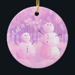 Décoration En Céramique Snowman rose et pourpre<br><div class="desc">Très Mignonne. Ces ornements de bonhomme de neige rose et violet peuvent être personnalisés au dos avec votre propre message. Parfait pour le sapin de Noël !</div>