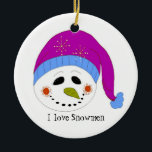 Décoration En Céramique Snowman souriant<br><div class="desc">Un mignon bonhomme de neige portant un casquette violet et bleu,  un gros sourire et un adage mignon accentuent ce design.</div>