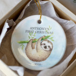 Décoration En Céramique Sweet Photo Sloth Baby's First Christmas Ornament<br><div class="desc">Le premier vêtement de Noël du mignon bébé est le plus doux parfum de bébé posé sur un arrière - plan d'aquarelle bleu ciel.</div>