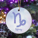 Décoration En Céramique SYMBOLE D'Astrologie Capricorne Personnalisée Viol<br><div class="desc">Ce joli ornement de Noël Capricorne violet et lavande présente votre signe astrologique du Zodiaque dans un beau éclat comme les constellations. Customisez ce cadeau mignon avec votre nom dans une belle écriture cursive pour quelqu'un qui a un anniversaire fin décembre ou début janvier.</div>