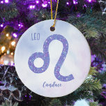 Décoration En Céramique Symbole d'Astrologie Leo Personnalisé Violet<br><div class="desc">Ce joli ornement de Noël de Léon violet et lavande personnalisé présente votre signe astrologique du Zodiaque dans une belle étincelle comme les constellations. Customisez ce cadeau mignon avec votre nom dans une belle écriture cursive pour quelqu'un qui a un anniversaire fin juillet ou début août.</div>
