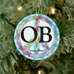 Décoration En Céramique SYMBOLE DE PAIX OB Ocean Beach California<br><div class="desc">Cet ornement d'arbres de Noël OB Ocean Beach,  Californie,  est orné d'un panneau de tranquillité coloré avec un arrière - plan en eau. Il peut être personnalisé avec un nom,  une année ou tout texte que vous souhaitez ajouter. -</div>