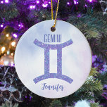 Décoration En Céramique Sympathique Gemini Astrologie Signe Personnalisé V<br><div class="desc">Ce joli ornement de Noël Gemini violet et lavande présente votre signe astrologique du Zodiac dans un beau éclat comme les constellations. Customisez ce joli cadeau de symbole astrologique avec votre nom en écriture cursive pour quelqu'un qui a un anniversaire fin mai ou début juin.</div>