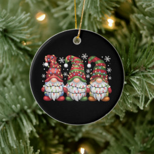 Décoration En Céramique Trois Gnomes Carreaux Buffalo Rouge Noël